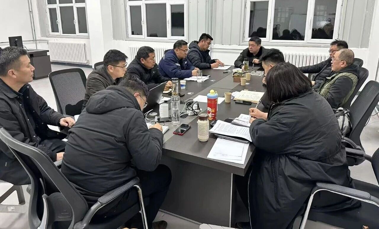 东风无言，自南而上催新绿；斗争有声，向光而行启华章。1